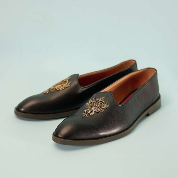 Black Juttis In Leather With Zari Embroidered Motif