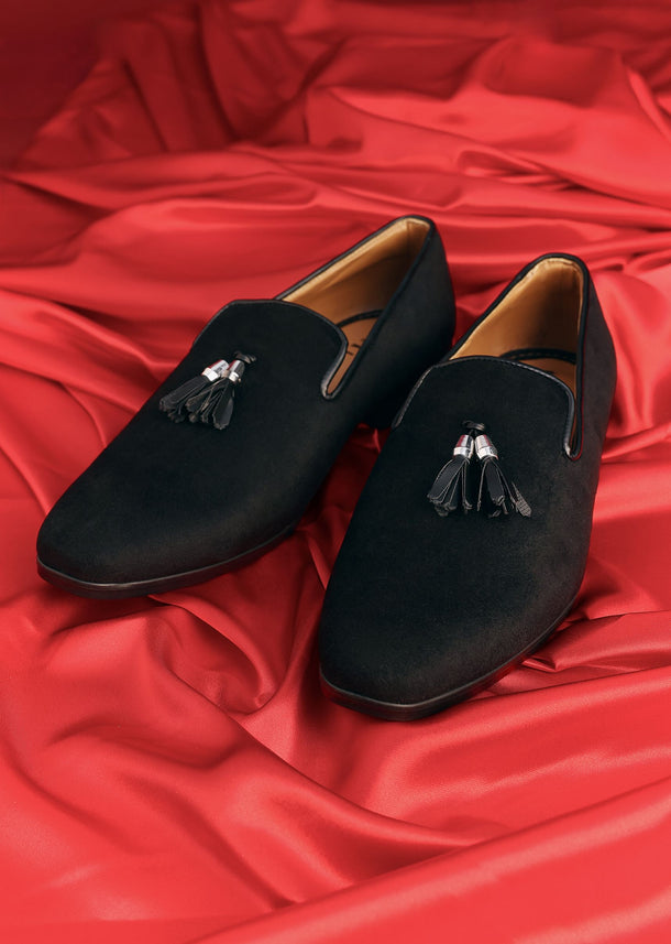 Black Juttis With Tassel Detailing