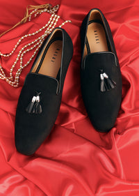 Black Juttis With Tassel Detailing