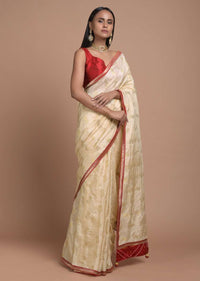 Cream Beige Saree In Dola Silk With Brocade Floral Buttis And Red Bandhani Design On The Pallu Online - Kalki Fashion