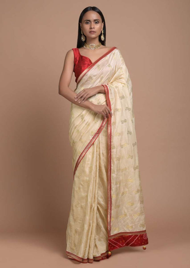 Cream Beige Saree In Dola Silk With Brocade Floral Buttis And Red Bandhani Design On The Pallu Online - Kalki Fashion