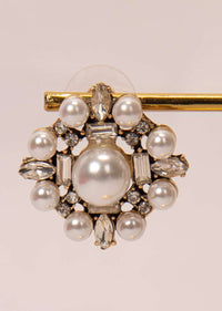 Floral cluster earring with pearls and stone