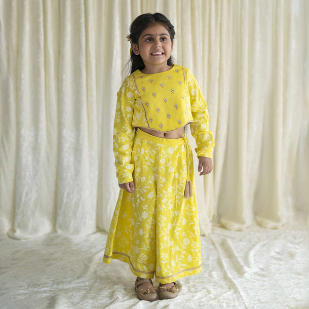 Kalki Girls Combo Of Canary Yellow Embroidered Cord Set And Gold Printed Bow Hairclip