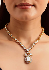 Gold And White Kundan Short Necklace Set In Mix Metal