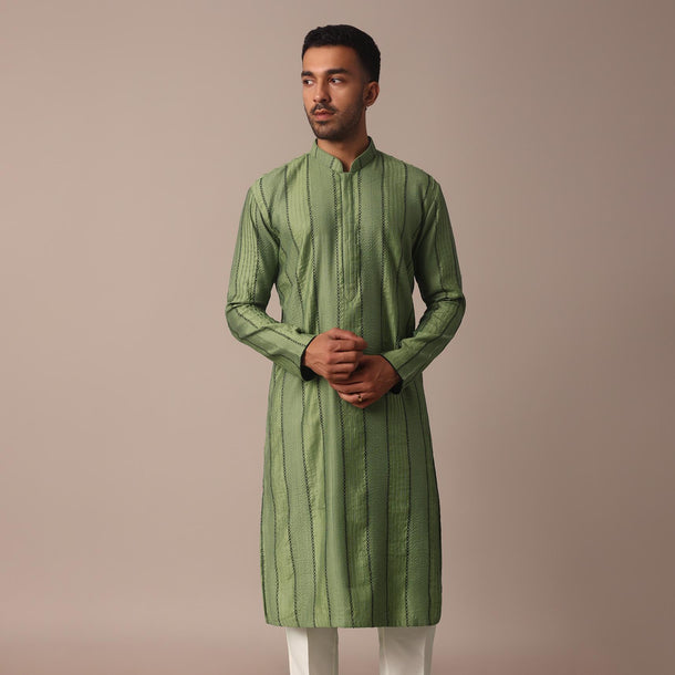 Green Kurta Set With Intricate Thread Work