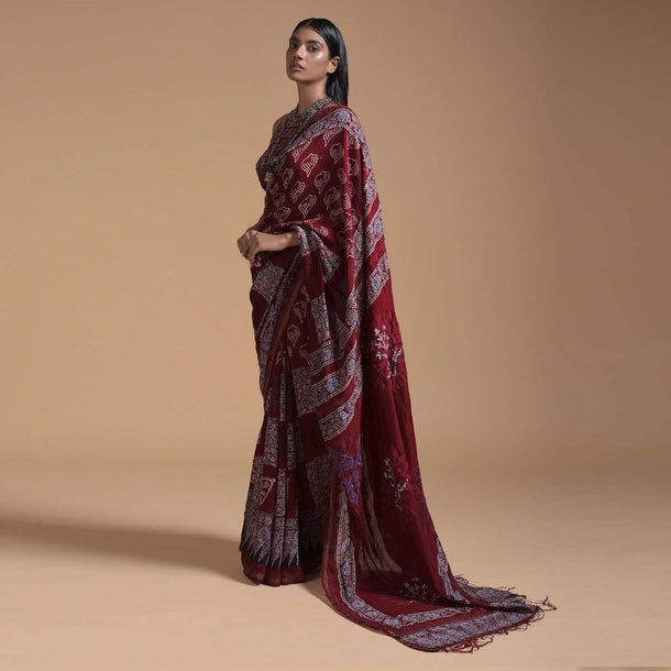 Maroon Saree In Cotton With Batik Printed Buttis And Applique Work On The Pallu Online - Kalki Fashion