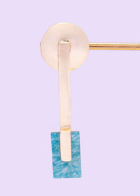 Metallic Dangler Earring With A Geometric Shaped Emerald Green Semi Precious Stones Online - Kalki Fashion