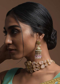 Off White Stone Choker In A Modern Design