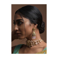 Off White Stone Choker In A Modern Design