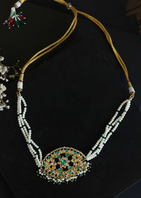 Green Kundan And Pearl Choker Necklace In Gold Plated Silver Alloy