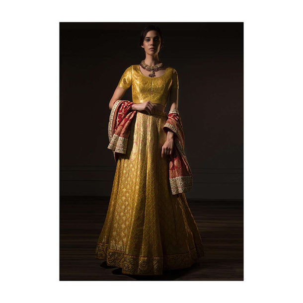 Tuscan Yellow Brocade Lehenga Set With Red Bandhani Dupatta Online - Kalki Fashion