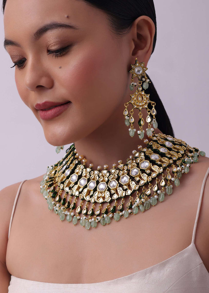 White Kundan Choker Set In Gold Finish Mix Metal