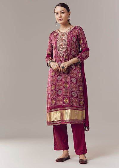 Wine Kurta Set In Bandhani Print With Embroidered Neck And Dupatta